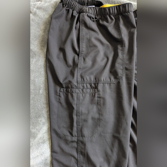 Large Black Carhartt Scrub Set- includes top and pants - Picture 2 of 8